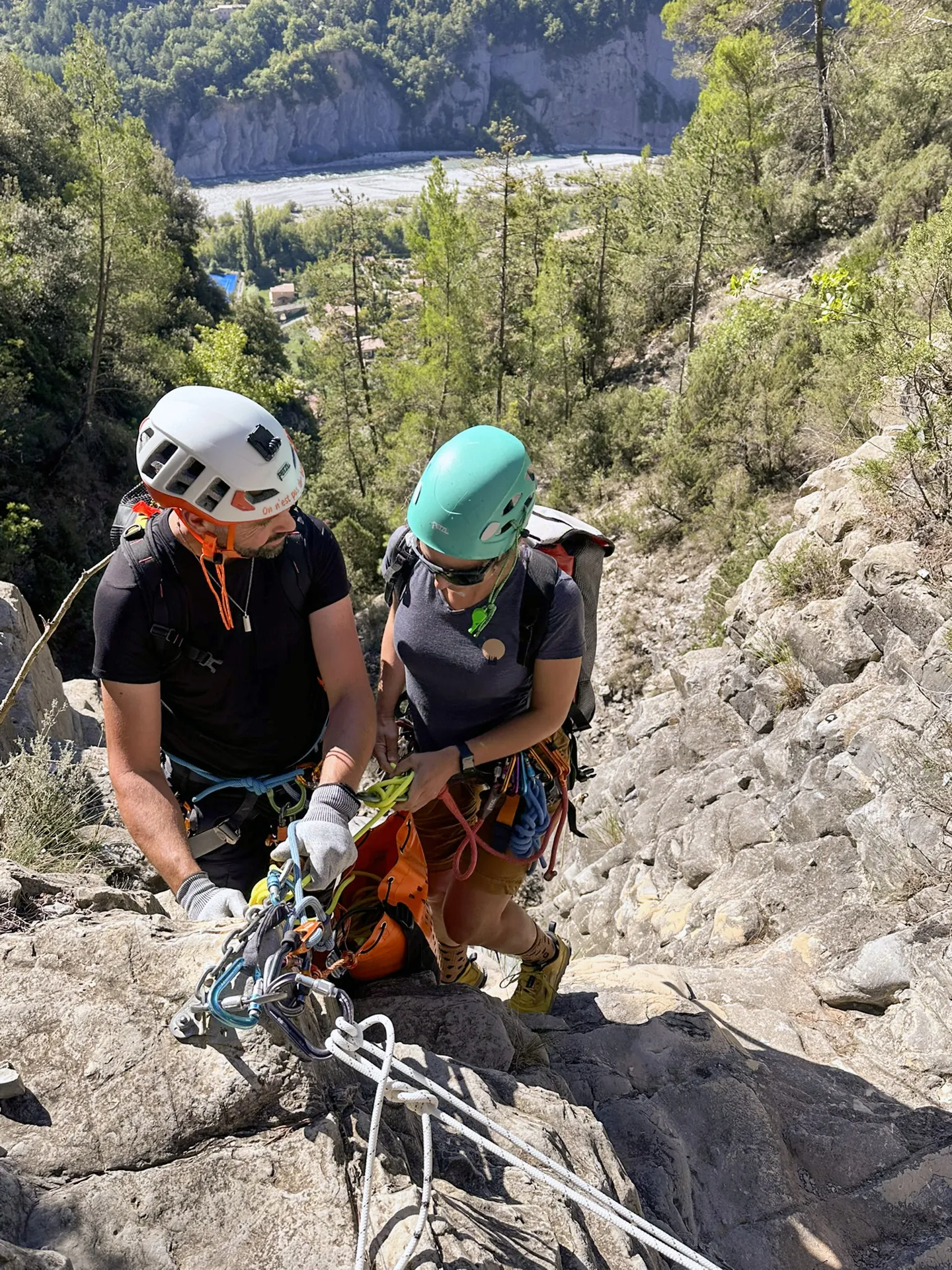Initiation aux techniques de corde avant la descente en canyon sec