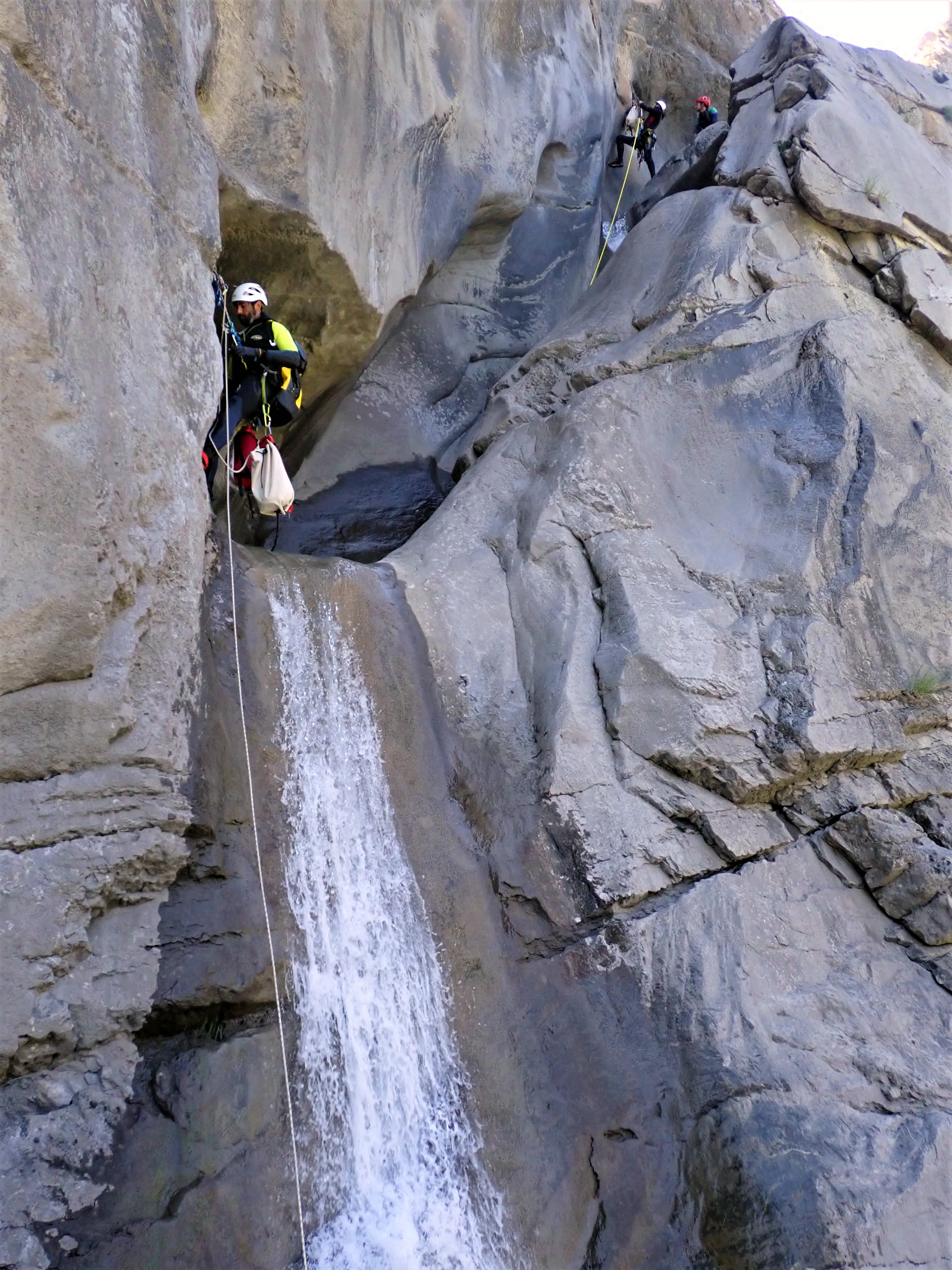 Christophe Magliano, guide de canyoning, encadrant une descente en canyon