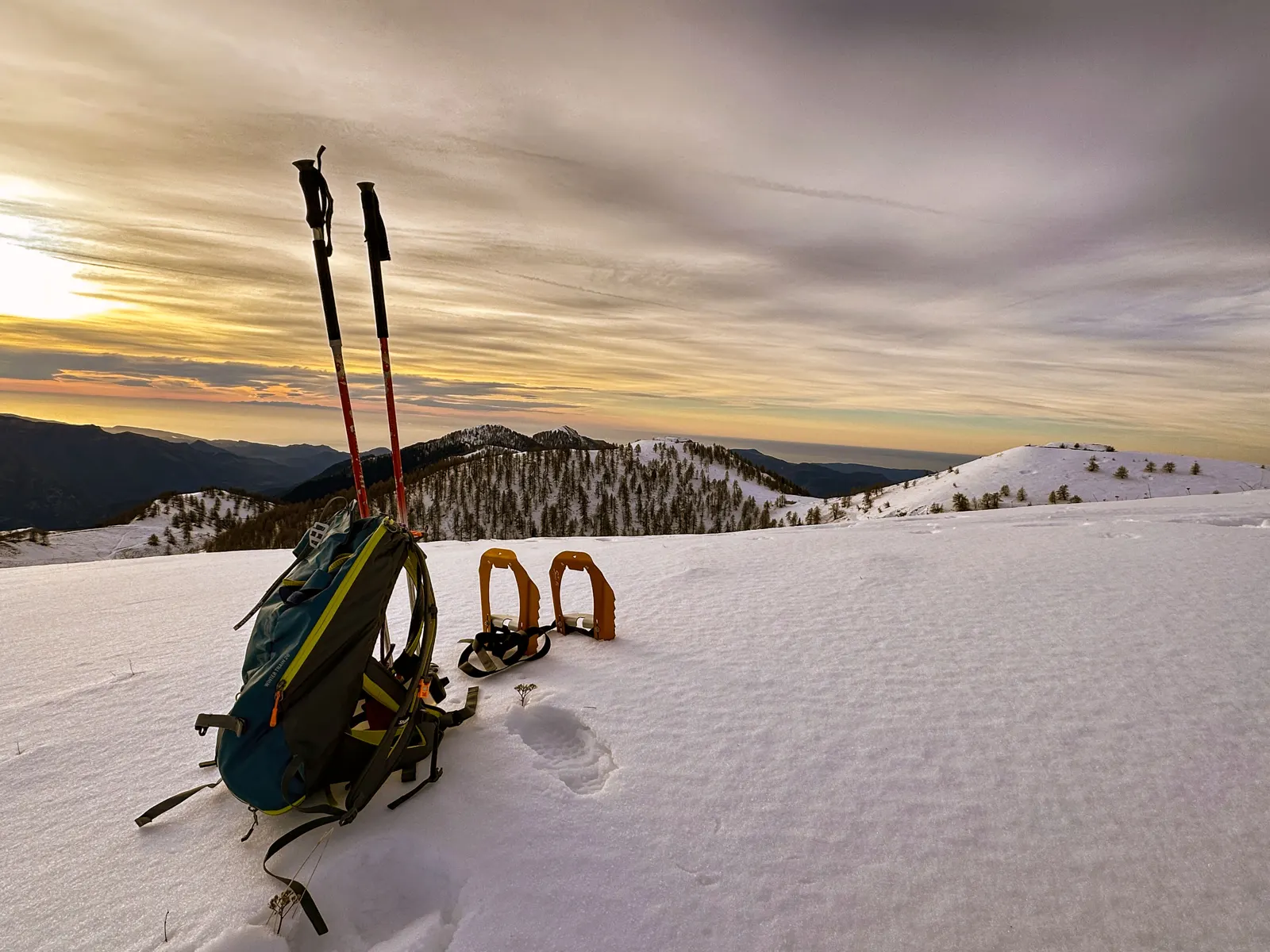 Raquettes et sac à dos au coucher du soleil