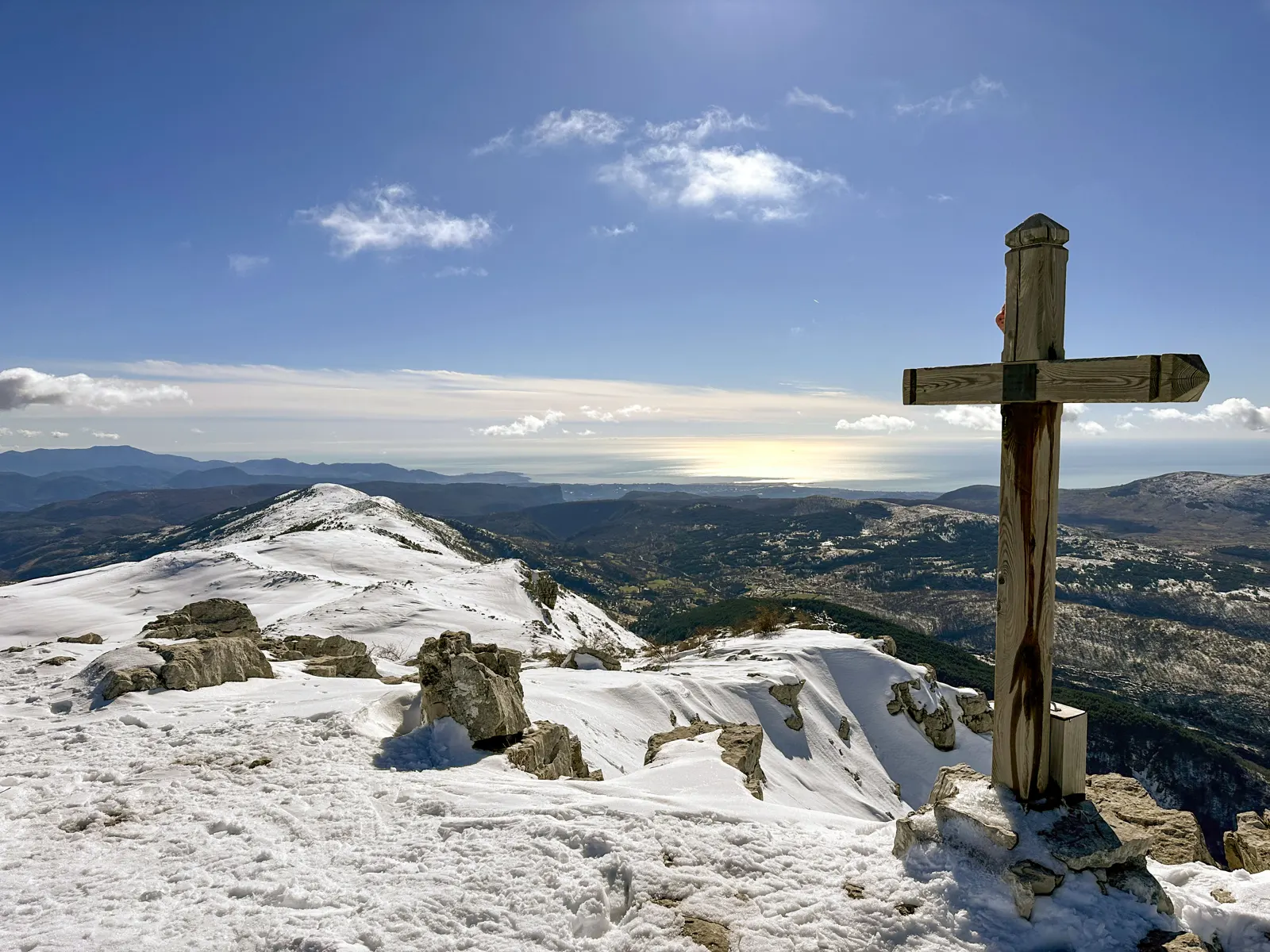 Croix sommitale enneigée