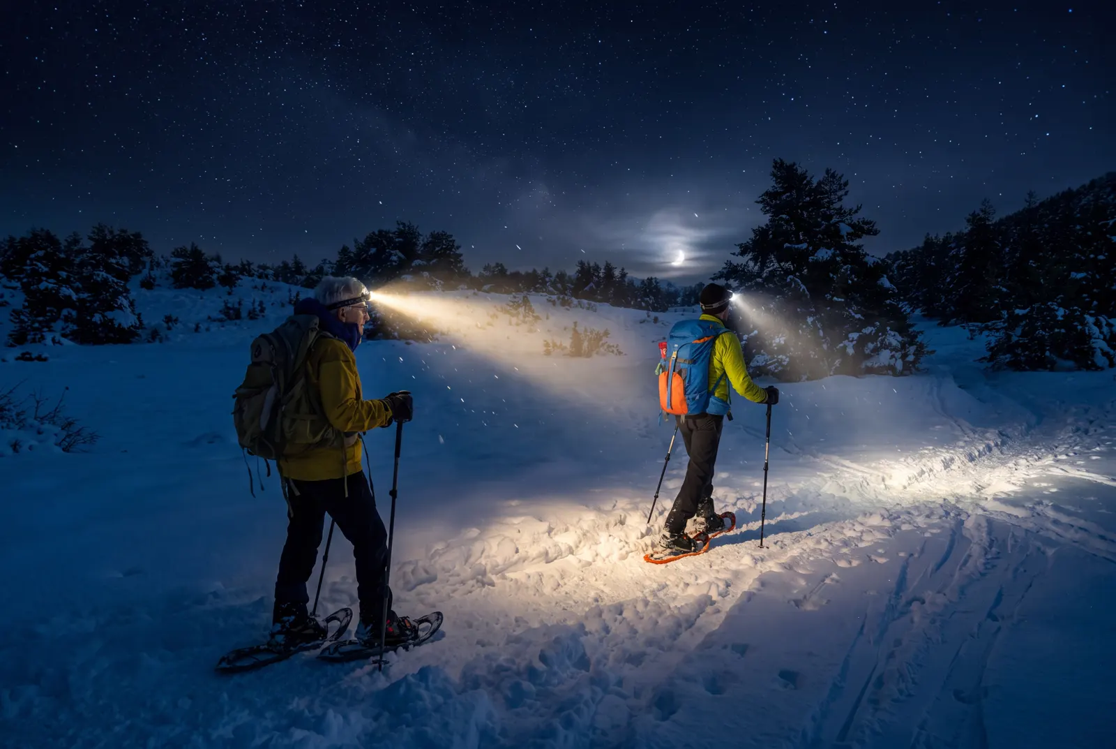 Randonnée en raquettes à la frontale sous la pleine lune